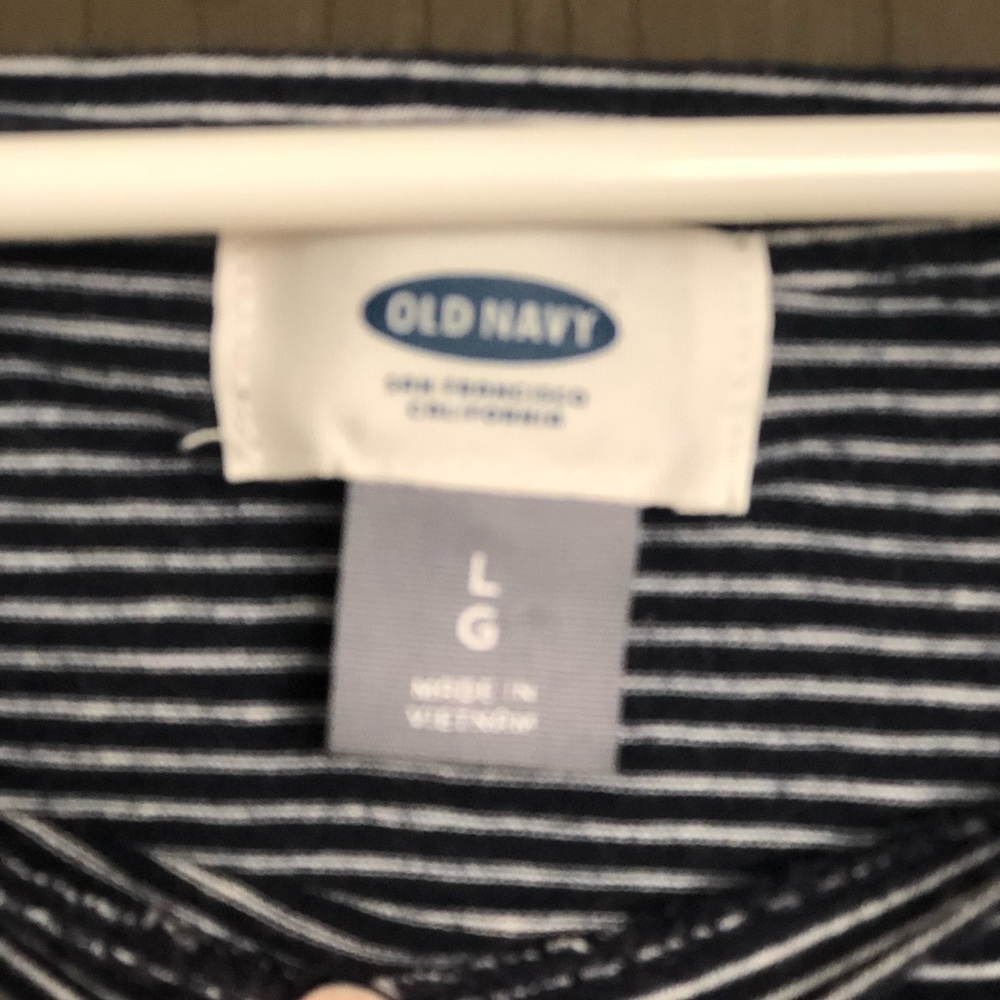 Old Navy top - Picture 2 of 4